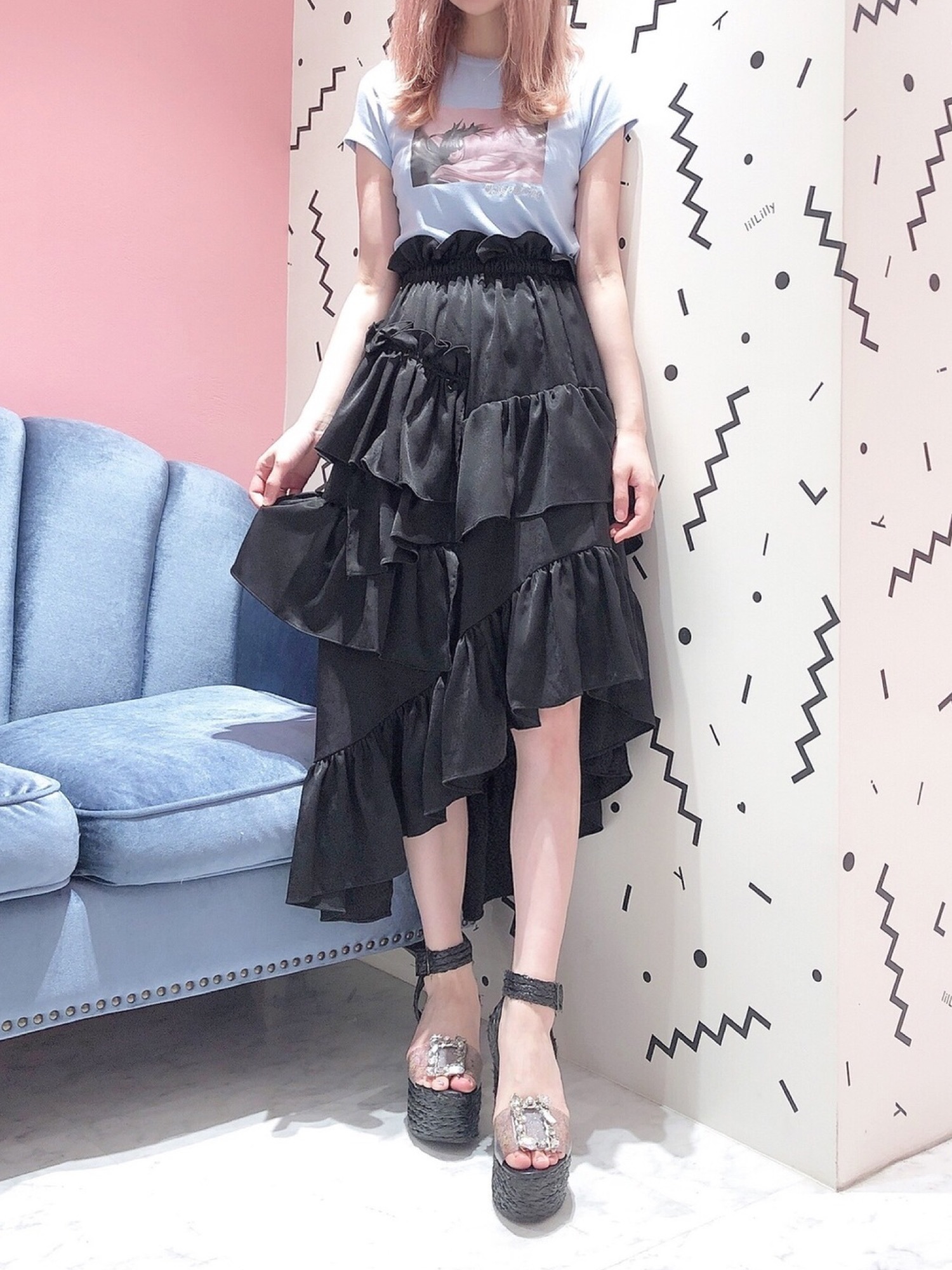 ✨美品✨lilLilly リルリリー サイドフリル サテンスカート ブラック lilLilly（リルリリー）の「サテンフリルスカート（）」 - WEAR