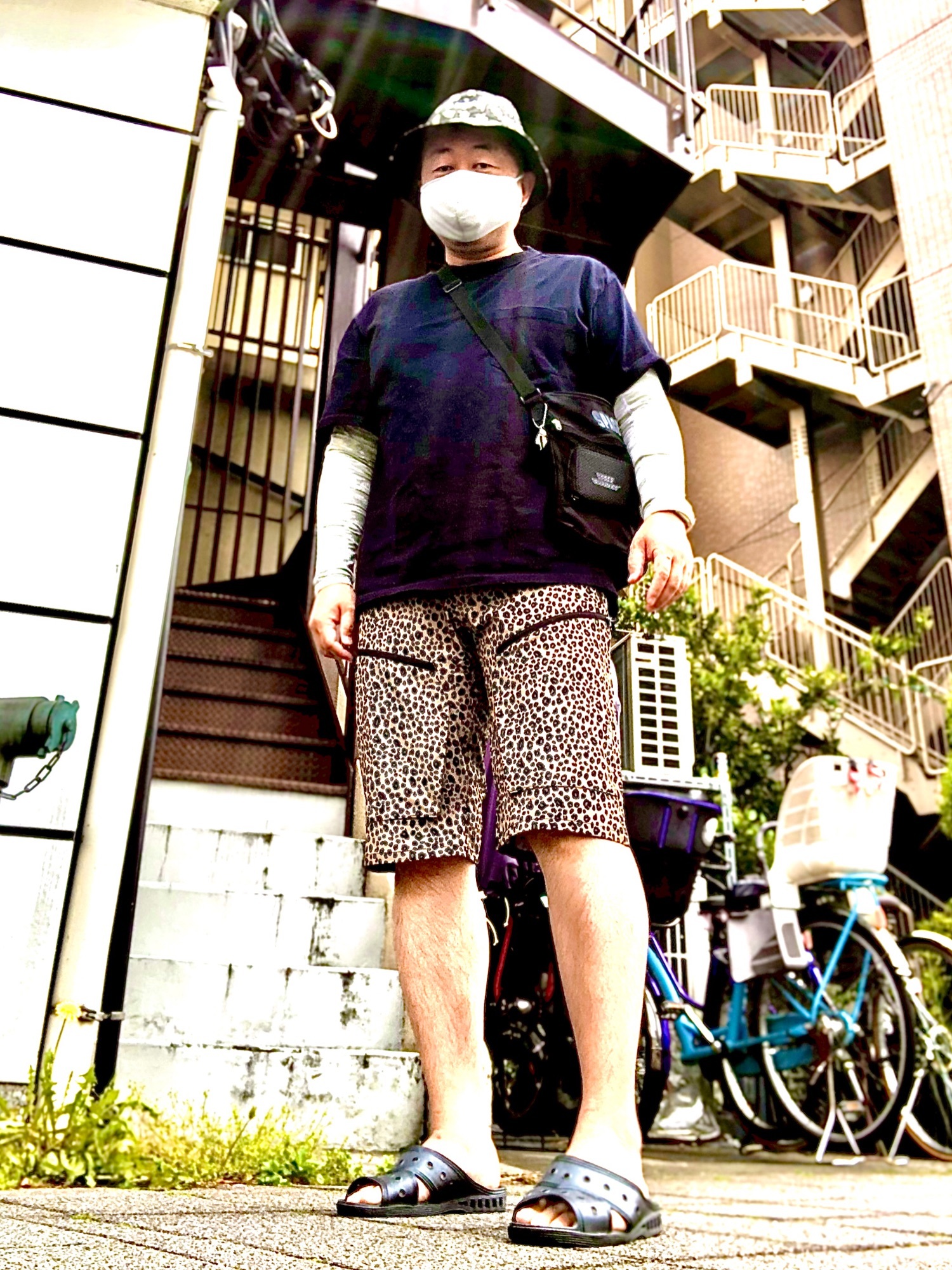 サンダルを使った「ヒョウ柄パンツ」のメンズ人気ファッション