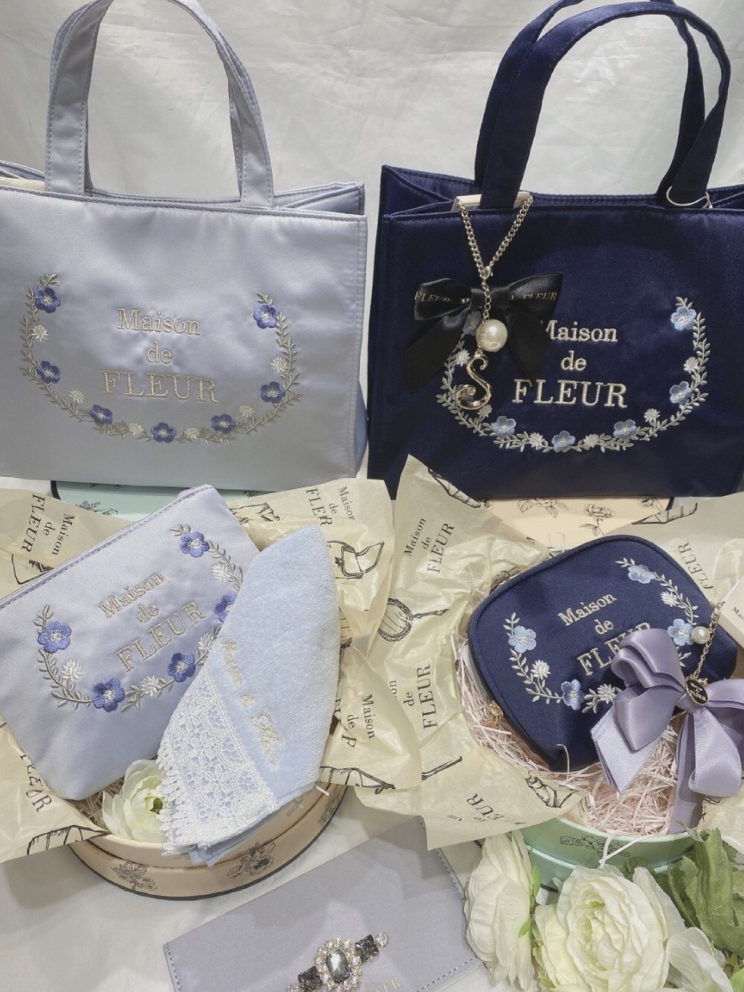 Maison de FLEUR（メゾンドフルール）の「ネモフィラ刺繍ティッシュ