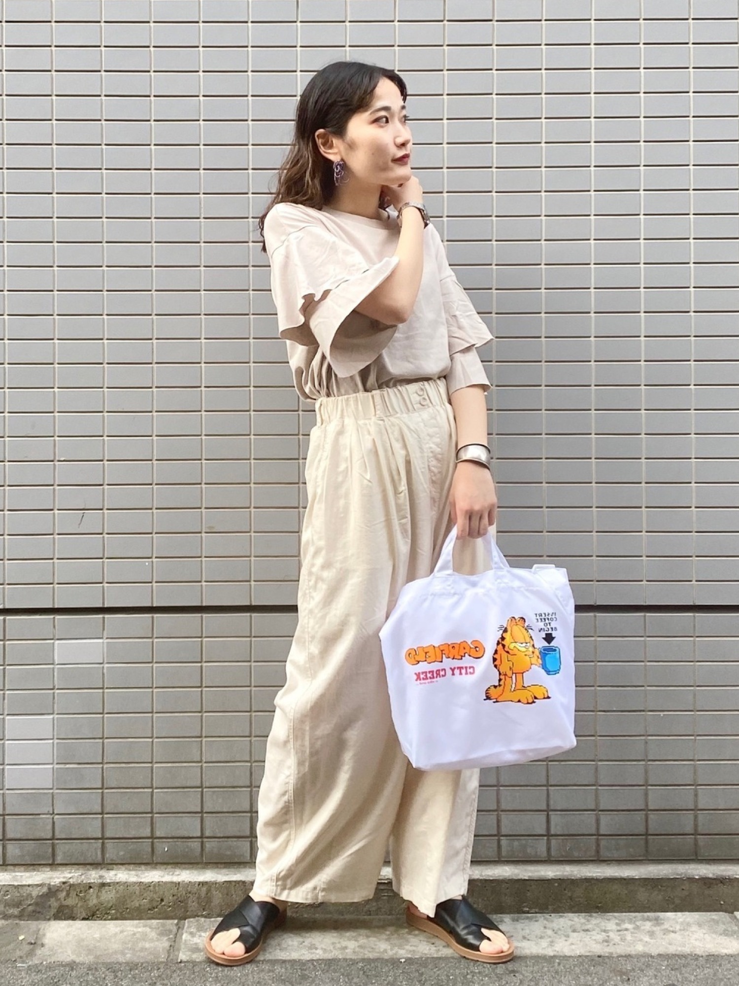 jujudhau ギャザーパンツ　リネン生地 リネン混ゆるギャザーパンツを使った人気ファッション