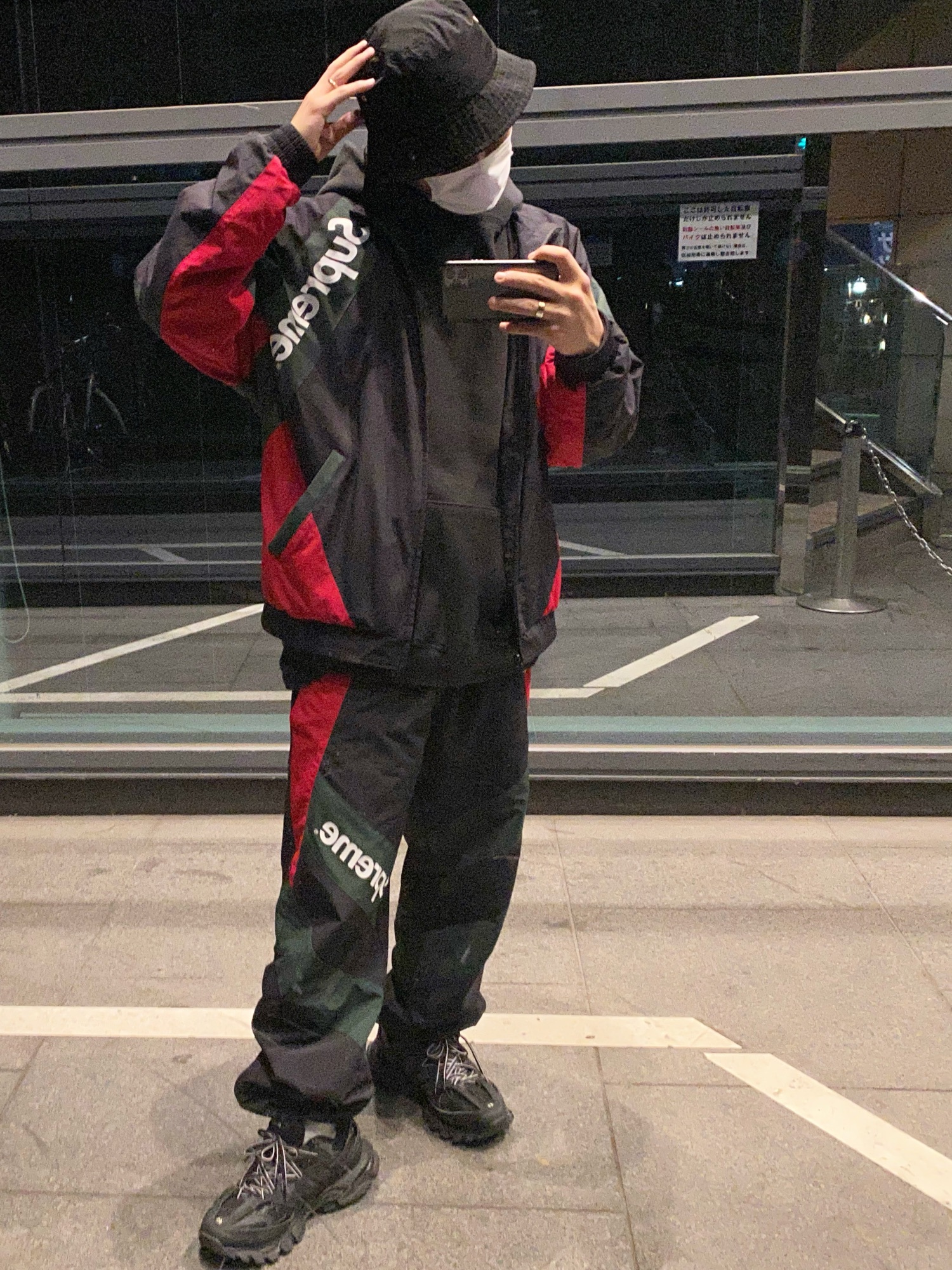 Supreme のパンツを使った「セットアップスタイル」の人気ファッション 