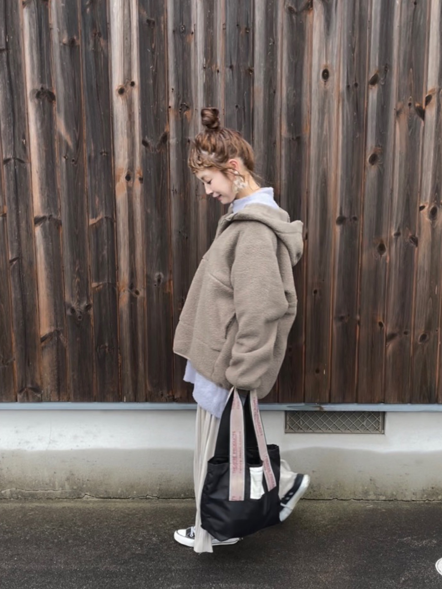 パーカー（ブラウン系）を使った「ベロアパンツ」の人気ファッション