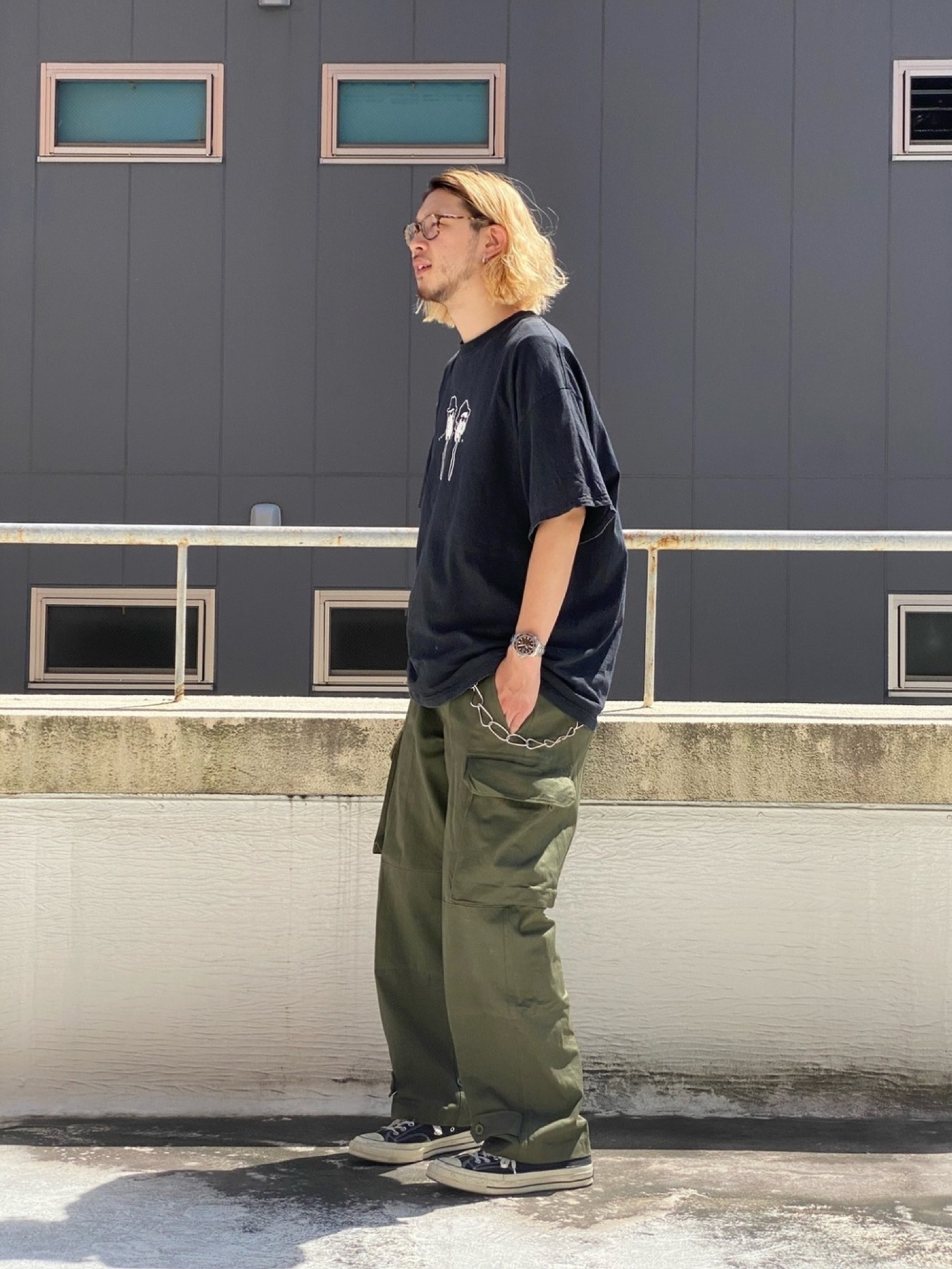 Supreme のカーゴパンツを使った「黒コーデ」の人気ファッション