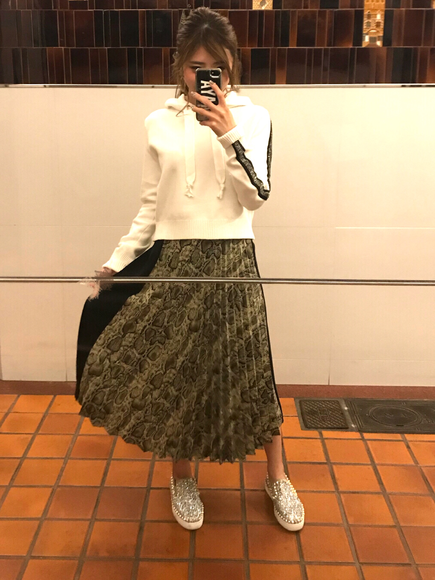 Christian Louboutinのスリッポン（シルバー系）を使った人気 