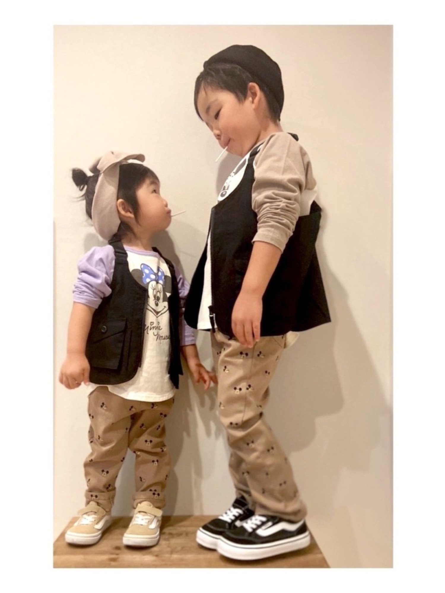 Disney】ミッキーマウスデザイン 総柄パンツを使った人気ファッション