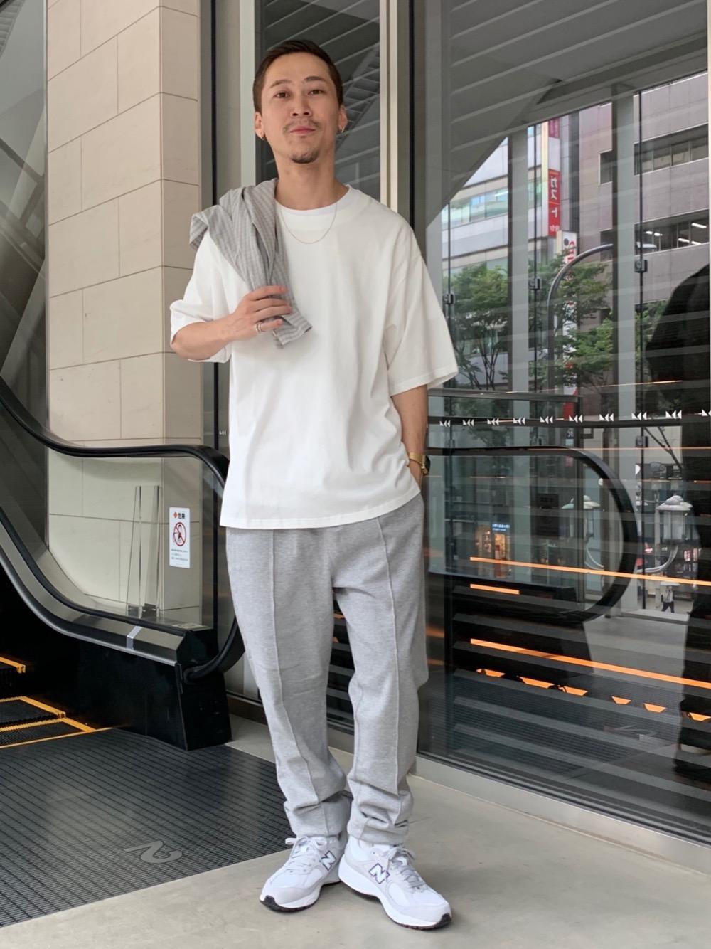 スウェットパンツを使った「T SHIRTS STYLE」の人気ファッション