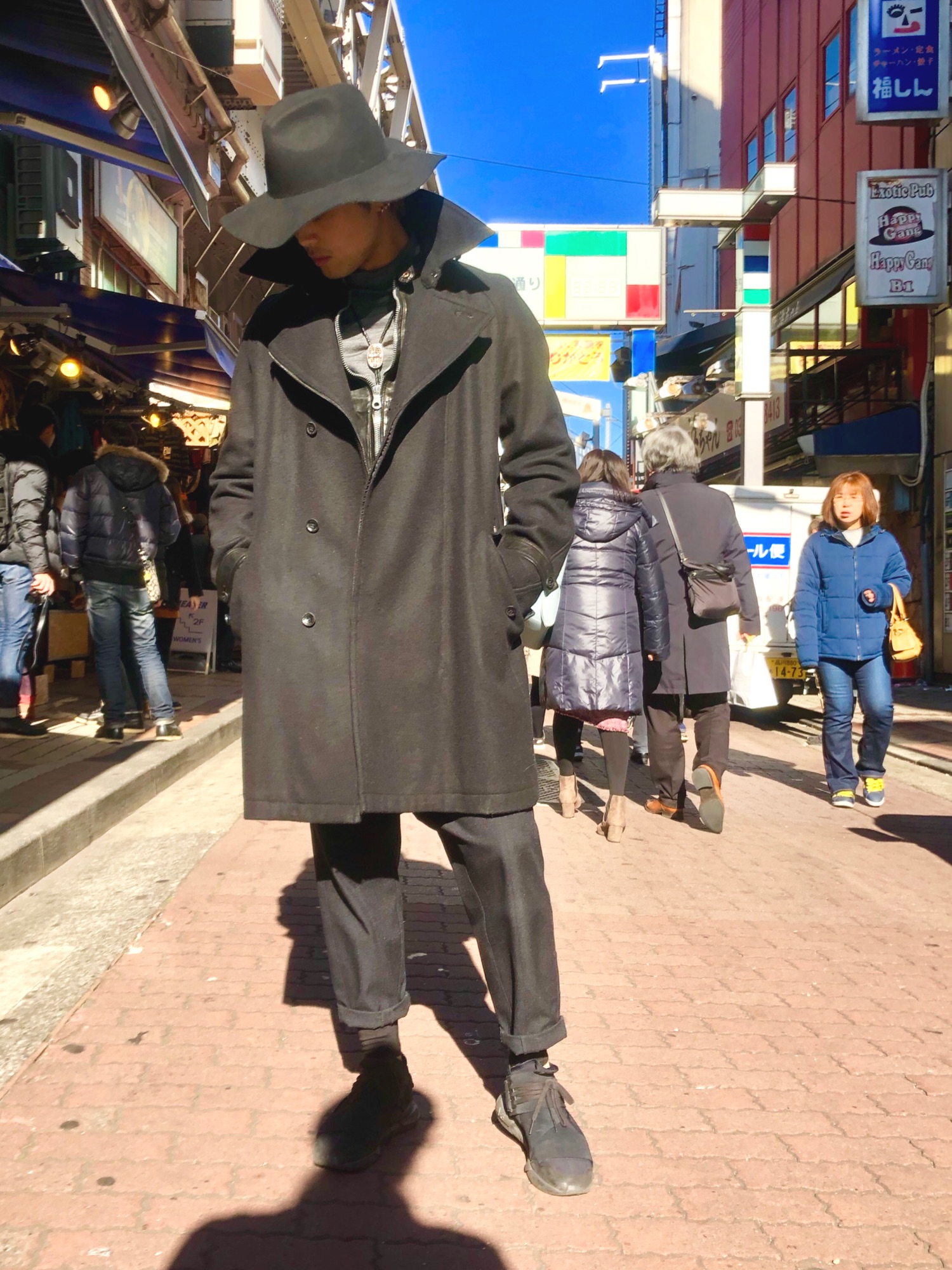 ISAMU KATAYAMA BACKLASHのチェスターコートを使った人気ファッション