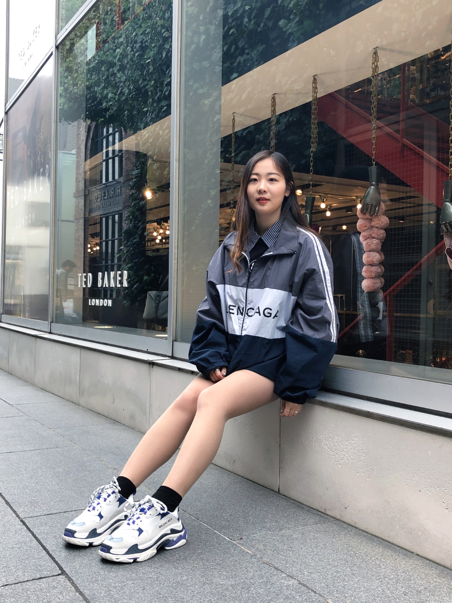 大人気‼︎ストリートファッションにかかせない！BALENCIAGAのケープ 