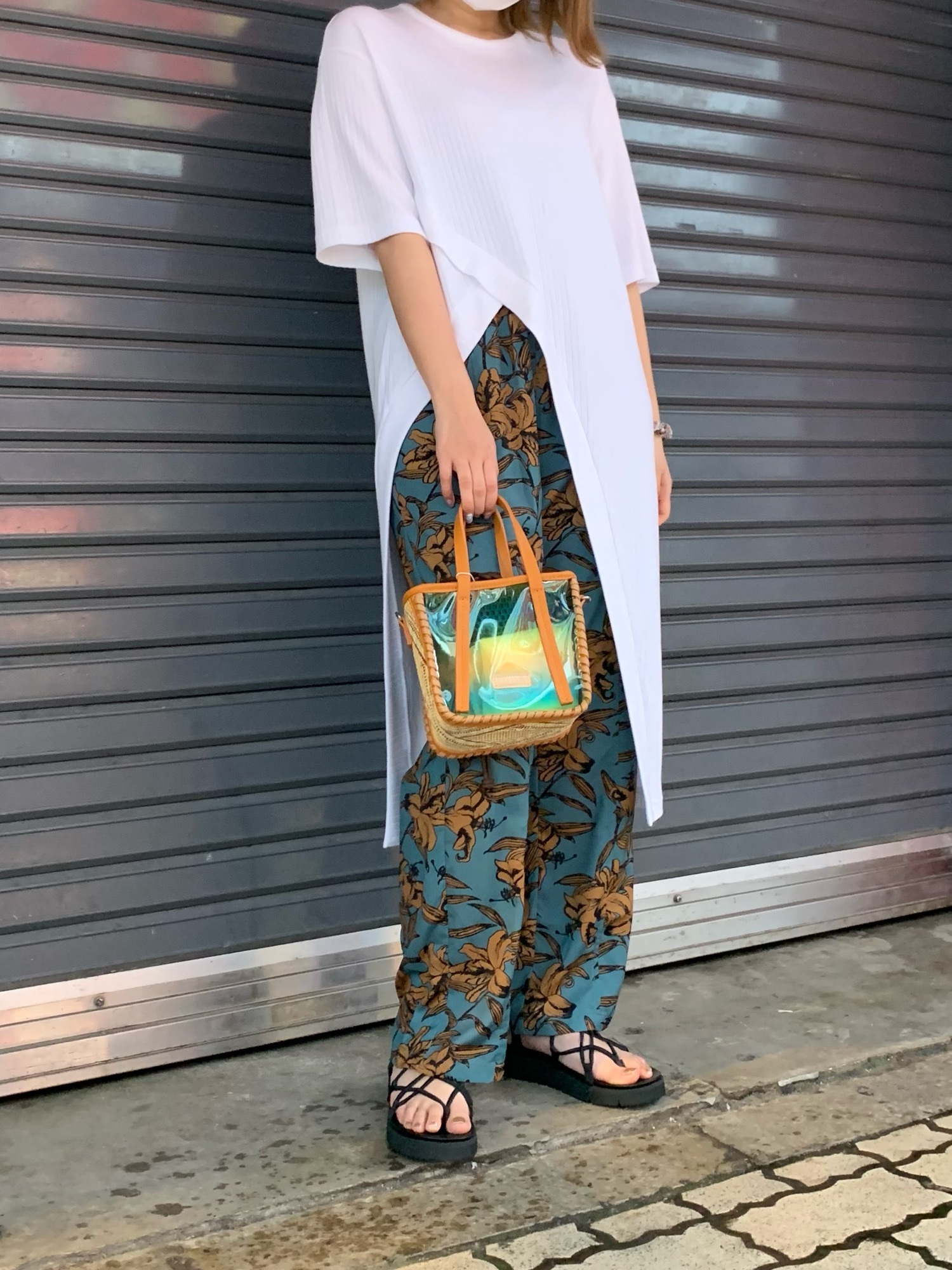 UJOH（ウジョー）の「Ujoh（ウジョ―）アシンメトリーカットオフTシャツ