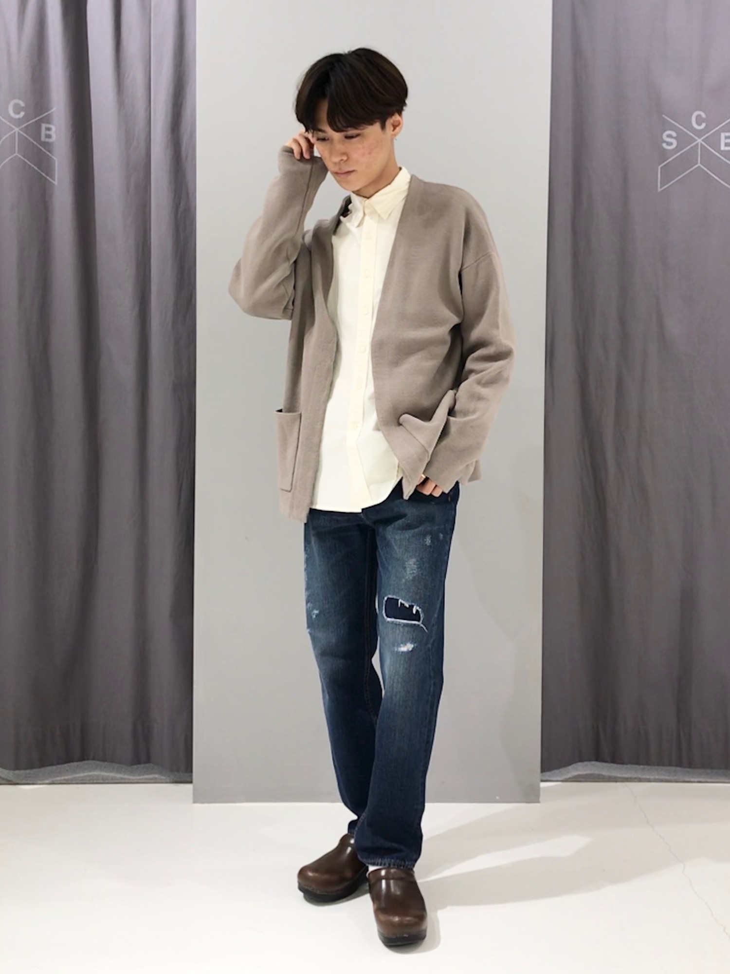 デニムパンツを使った「ベージュカーディガン」のメンズ人気 