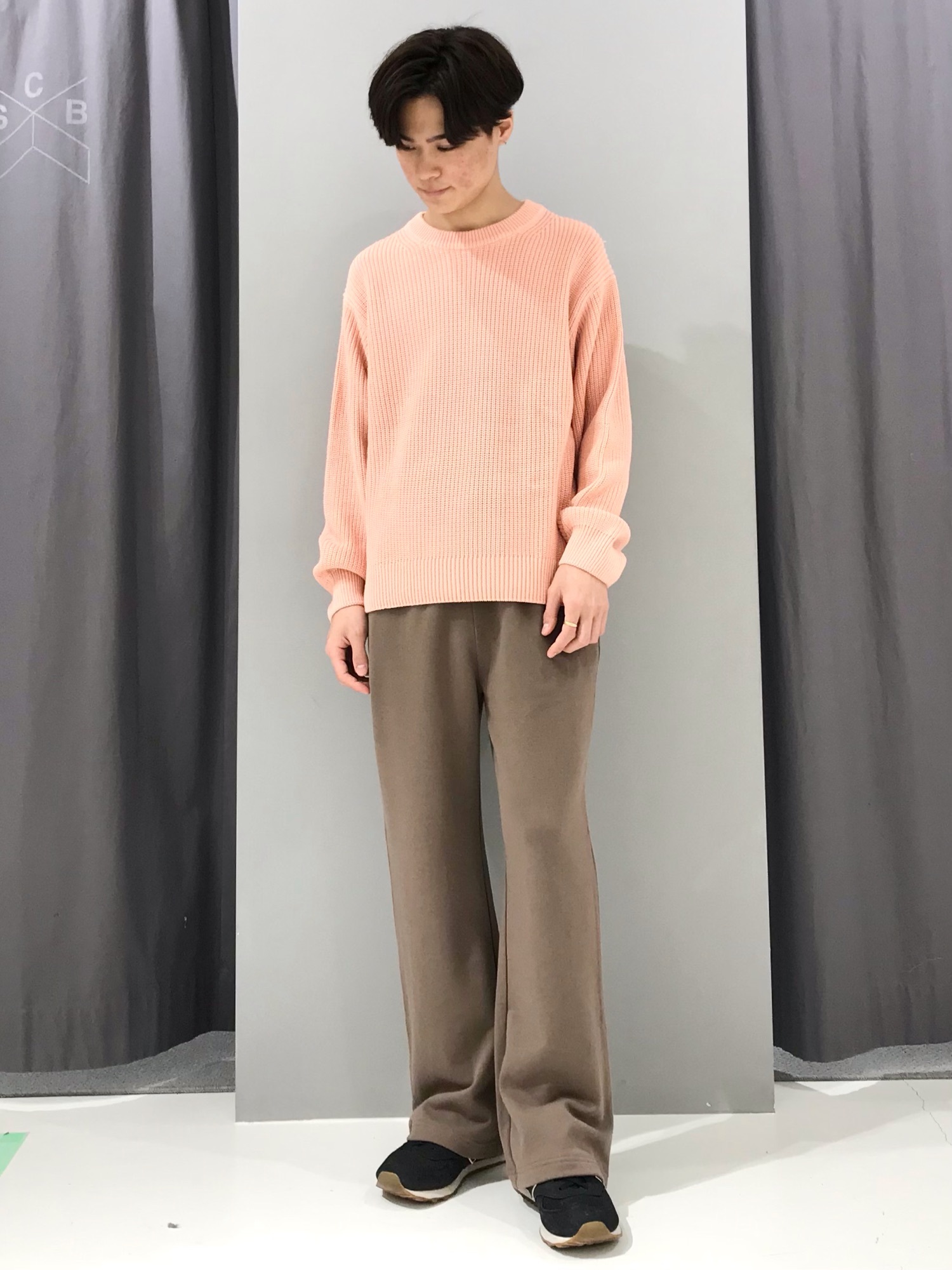 ニット/セーターを使った「サーモンピンク」のメンズ人気ファッション