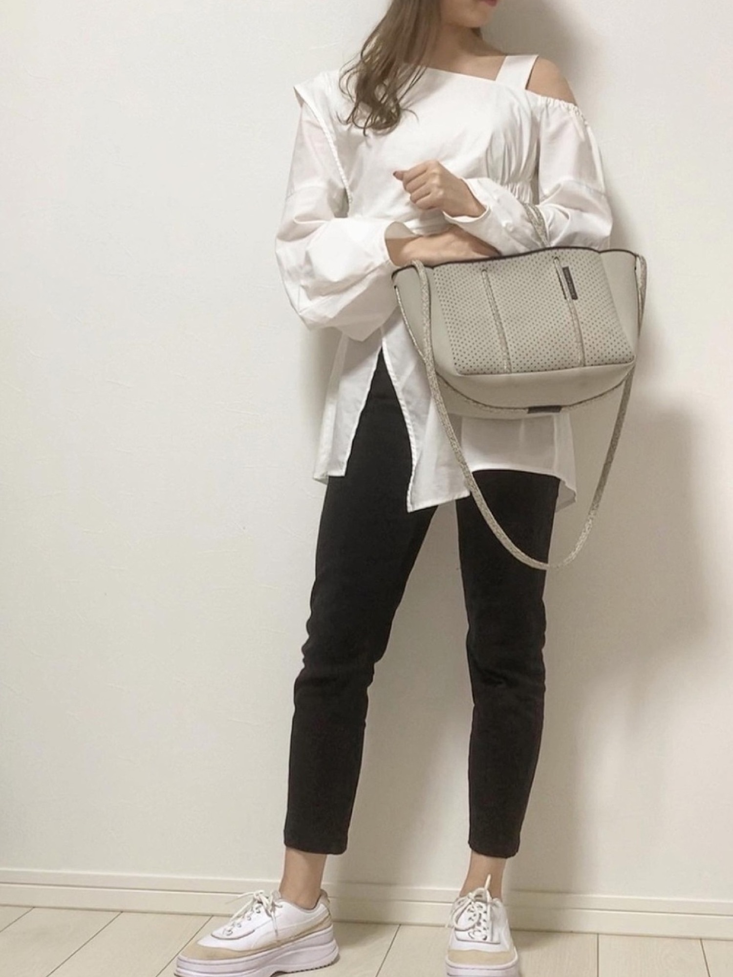 UN3D.（アンスリード）の「オープンショルダーレイヤードブラウス