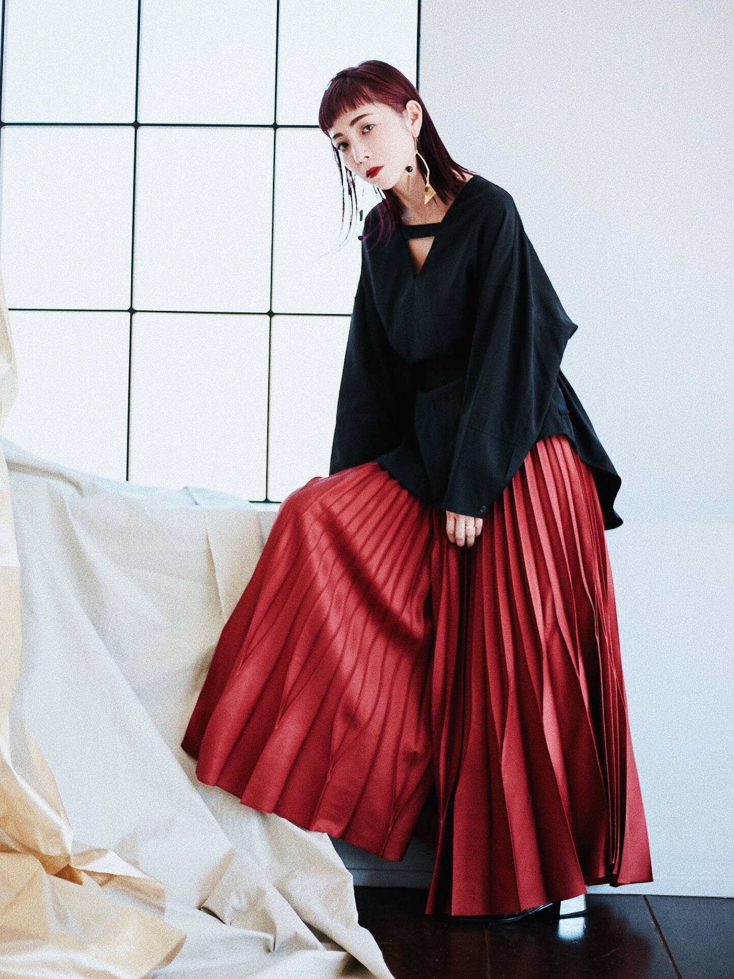 新品 未使用　UN3D.　アンスリード　オリガミプリーツパンツ　ブルー　レッド UN3D.（アンスリード）の「ORIGAMI PLEATS PT S / オリガミ