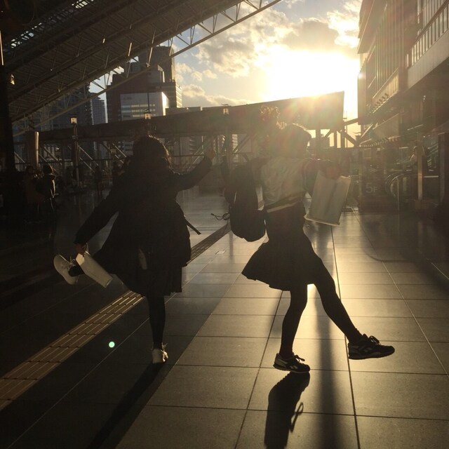 サ ラ