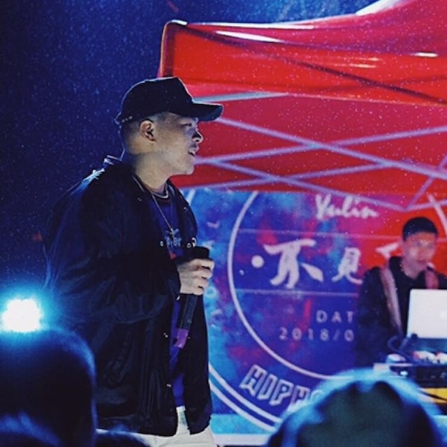 喜欢鞋子脸不帅