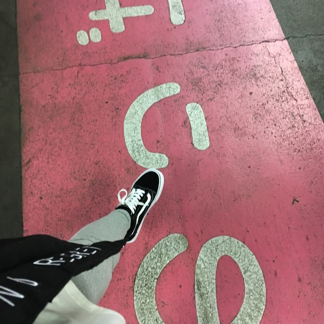 る。